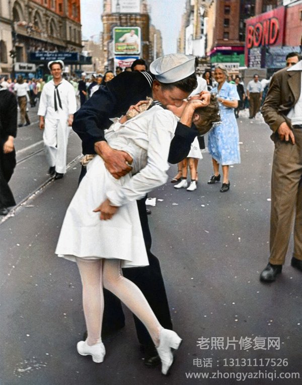 老照片背后的故事：二战结束的温馨一幕胜利日之吻